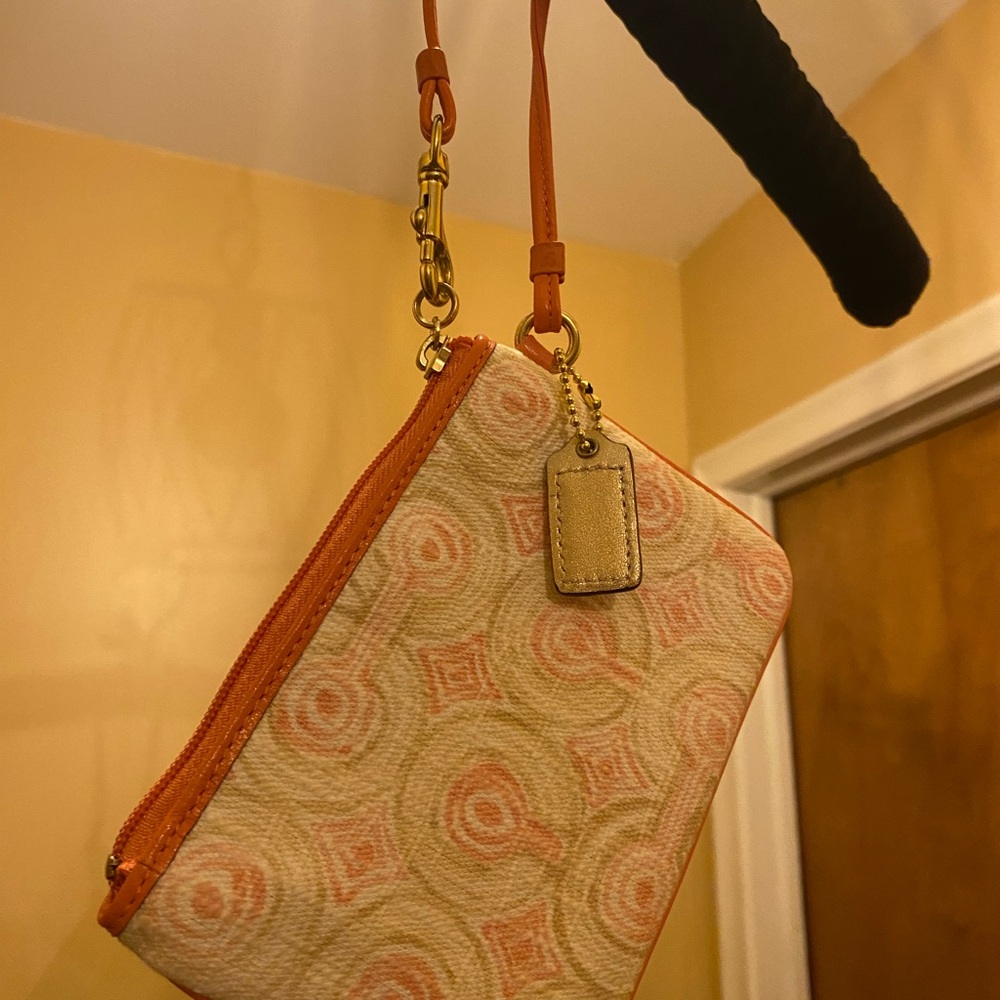 🩷 Coach Pink and green Wristlet w hang tag and strap 💚 think spring vibes 🌺